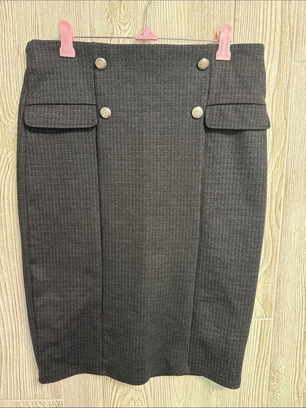 Classic Gray Houndstooth Pencil Skirt with Decorative Buttons